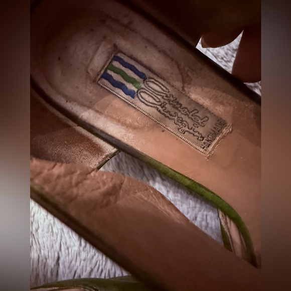 Arnold Churgin Elegant Green and Tan Women's 2 inch Heels - Picture 3 of 6